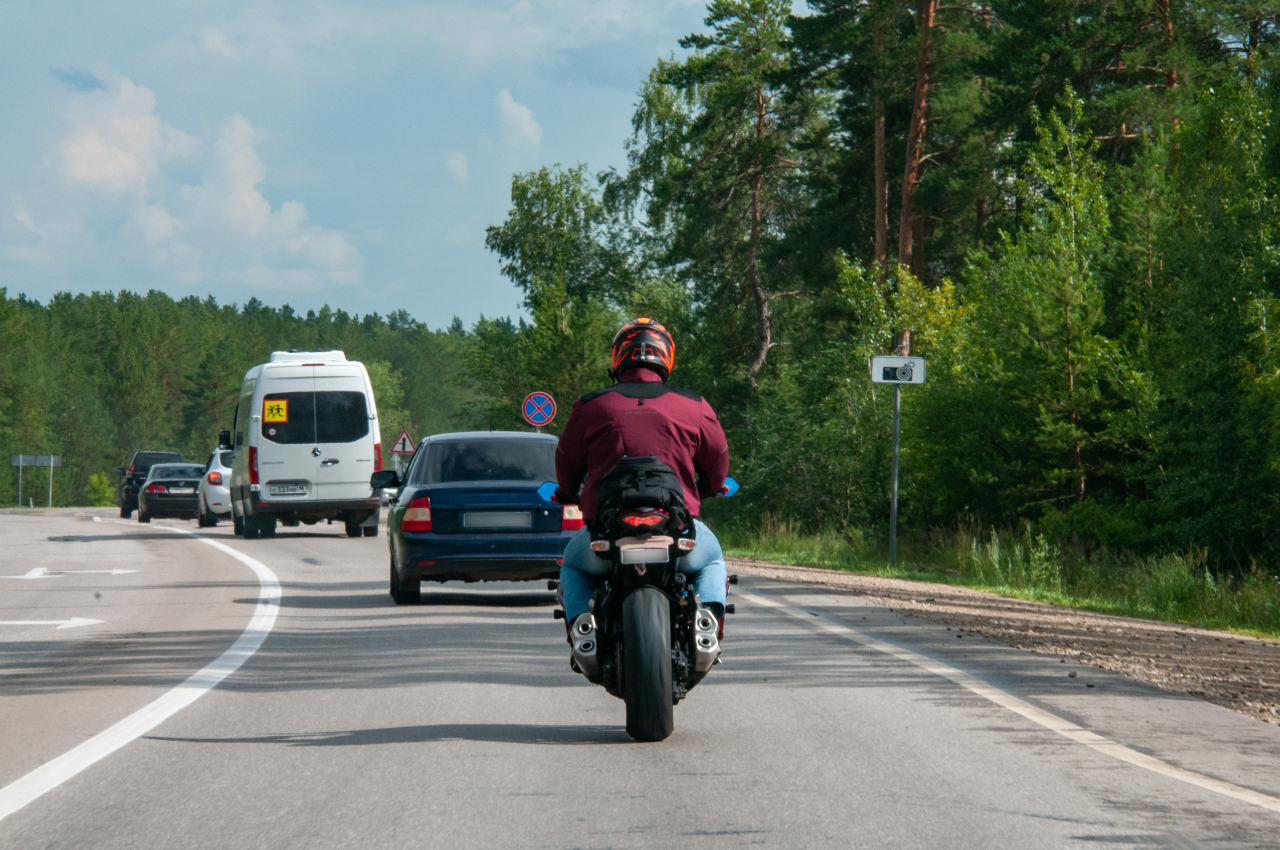 Мотоцикл догнал автомобиль. Мотоциклист на дороге. Фото мотоциклистов. Байкер на мотоцикле. Мотоциклы России.