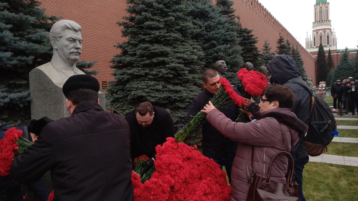 14 000 алых гвоздик для товарища Сталина видит, страшные, кормит, спросит, товарища, строгий, стоит, одиноко, запертых, Спасских, ворот, жестоко, наследников, отчетЕго, шпионИ, живого, мертвого, Видали, буквально, вчера