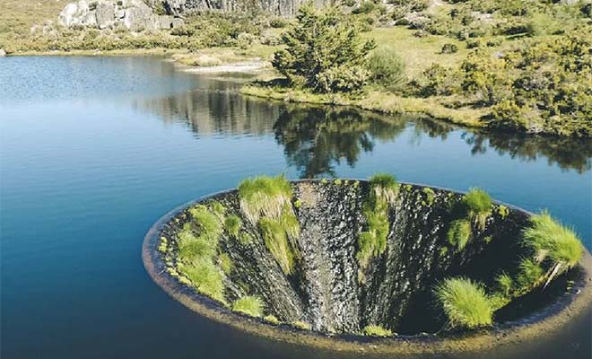 Река посреди озера. Искусственный водоворот превратился в водопад, который течет внутрь Культура