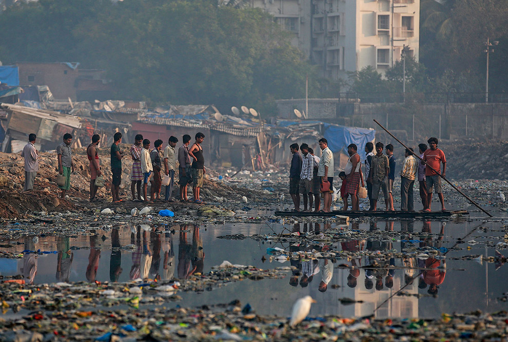 Переправа через канализационной канал в трущобах Мумбаи.