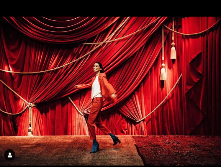 Девушка два месяца носила один костюм