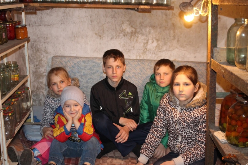Дети донбасса в подвале. Под для детей. ДЕТИДОНБАССА В пожвалах. Дети Донбасса прячутся в подвале.