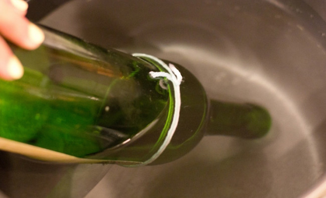 Мастер показал, как разрезать стеклянную бутылку ровно без стеклореза. Требуется только нитка Мастер показал, как разрезать стеклянную бутылку ровно без стеклореза. Требуется только нитка Культура