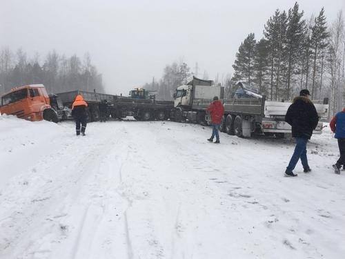 В ХМАО из-за непогоды закрыли для движения участки нескольких автодорог