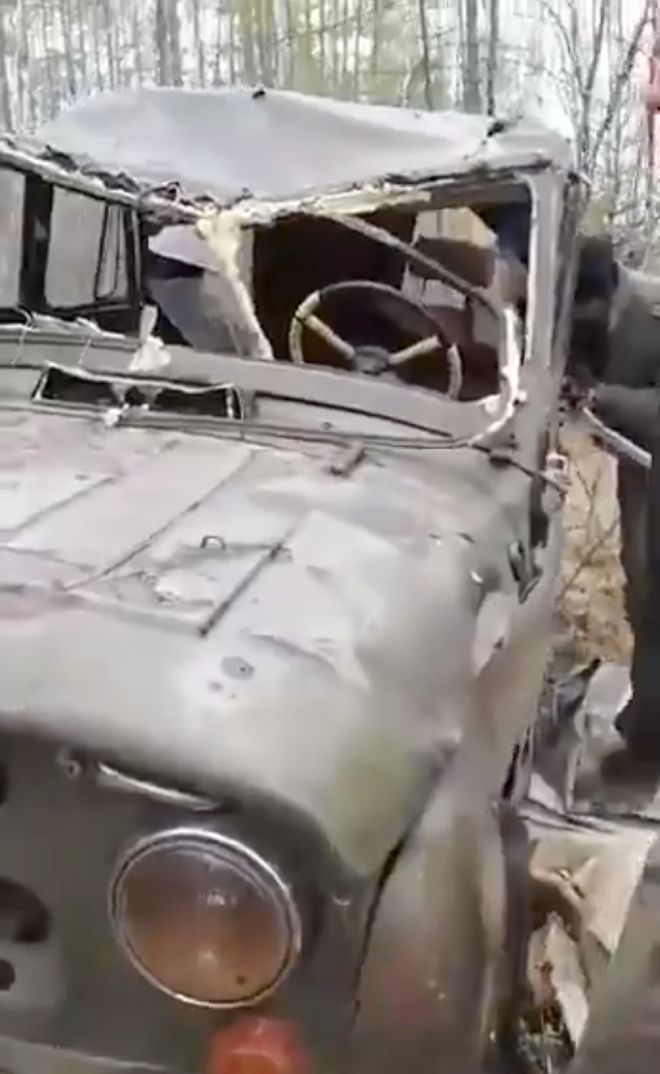 Охотники приехали в тайгу и оставили машину без присмотра: вечером пришел медведь 