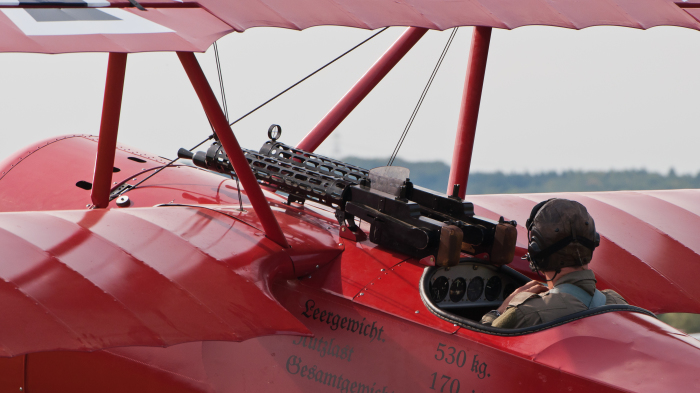 Немецкий истребитель Fokker DR.I, вооруженный пулеметами Spandau.