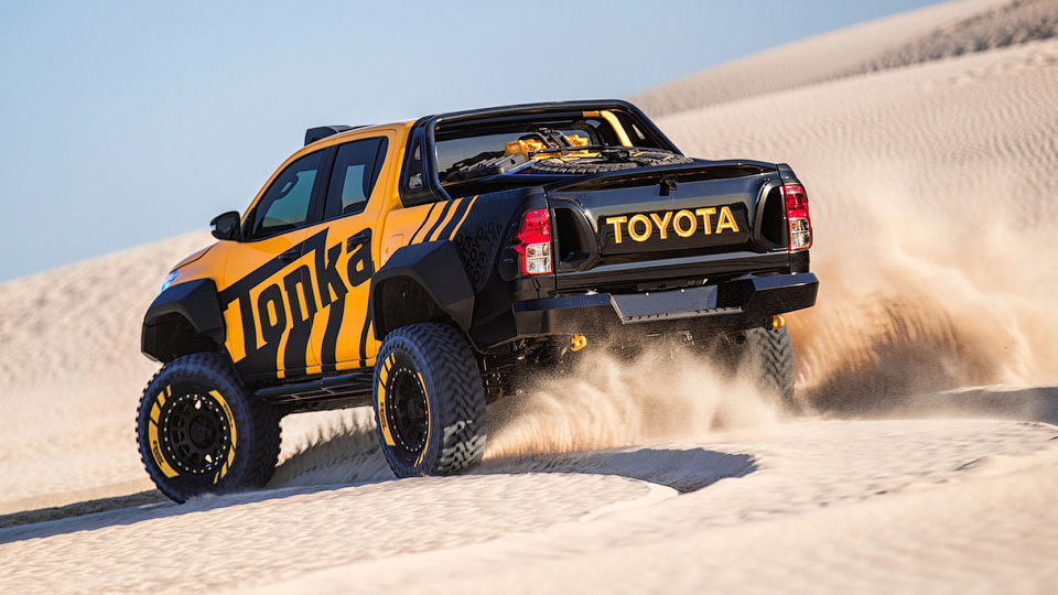 Компания представила Hilux с 429-миллиметровым клиренсом. Фото 1