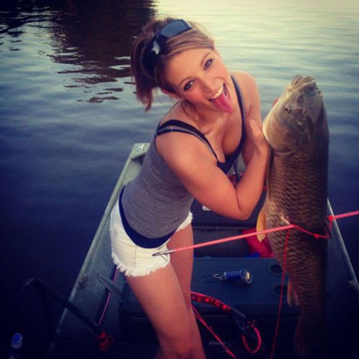 Картинки по запросу русские девушки на рыбалке