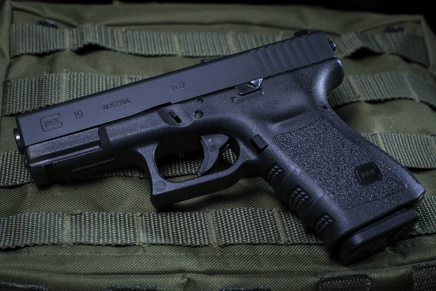 ​Glock 19 — компактная модификация исходного Glock 17, отличается укороченным стволом (102 мм против 114 мм) и штатным магазином на 15 патронов вместо магазина на 17 патронов у Glock 17 - «Глок» – простой, как лопата | Военно-исторический портал Warspot.ru
