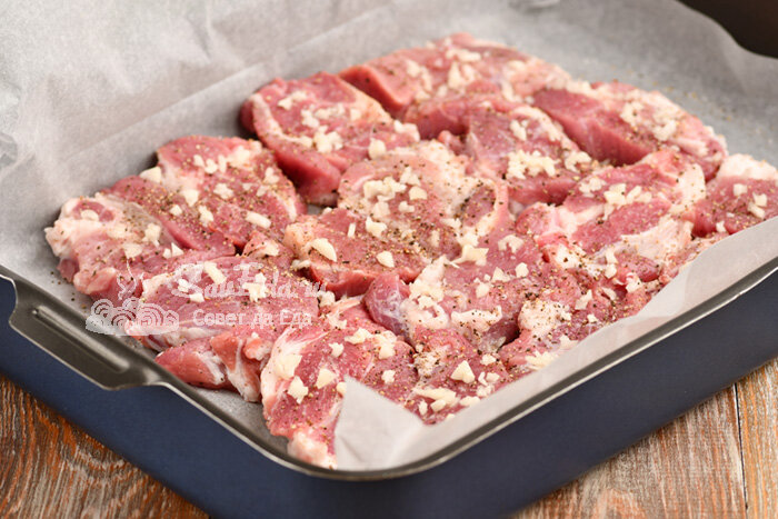 Прекрасный и очень простой способ приготовления сочного мяса. Нет жирных брызг, духовку и форму отмывать не надо.-7