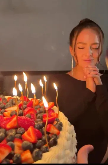 Мать в образе священника и трендовый торт: как Аглая Тарасова отметила день рождения с Ксенией Раппопорт, Юрием Колокольниковым, сестрой Софией и Антоном Филипенко Раппопорт, Ксения, Белякин, Аглая, София, Тарасовой, Тарасова, друзьями, Колокольников, Колокольникова, родила, рождения, актёр, ТарасоваДмитрий, отношениях, актрисы, Чайкина, Филипенко, Анастасия, вместе