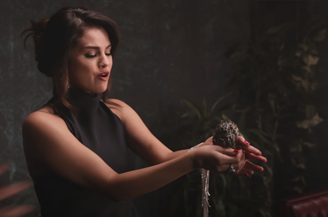 Селена Гомес призналась, что испугалась лягушек во время съемок нового клипа Шоу-бизнес