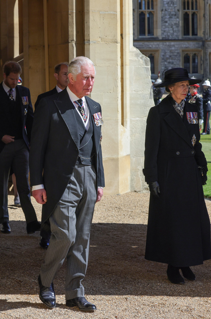 Елизавета II, принц Уильям и Кейт Миддлтон, принц Гарри и другие на похоронах принца Филиппа Монархии