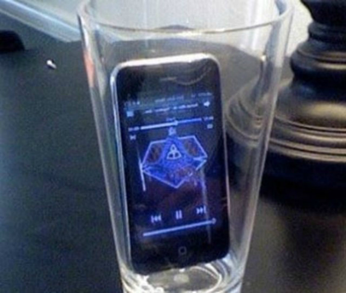 Если положить телефон в пустой стакан, громкость музыки значительно увеличится.