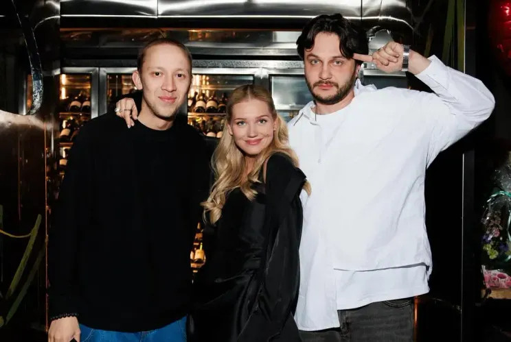 Аглая Тарасова, Юлия Пересильд, Милош Бикович и Анна Цуканова-Котт отпраздновали день рождения Кристины Асмус Асмус, Кристина, Чайкина, Тройник, Михаил, ЦукановаКотт, Харламова, рождения, Руденок, Ковальчук, Аглая, Пересильд, Михеева, Оксана, Зулькарнаев, Милош, дочерью, конфликтовали, финансов, смогли