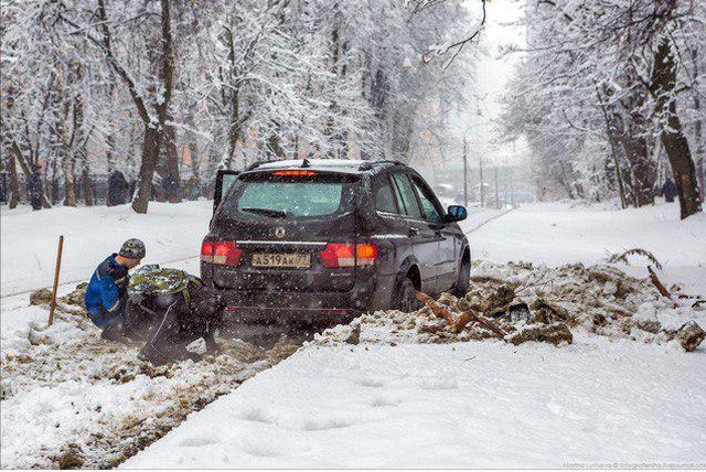 Московский водитель хотел объехать пробку, но не смог 