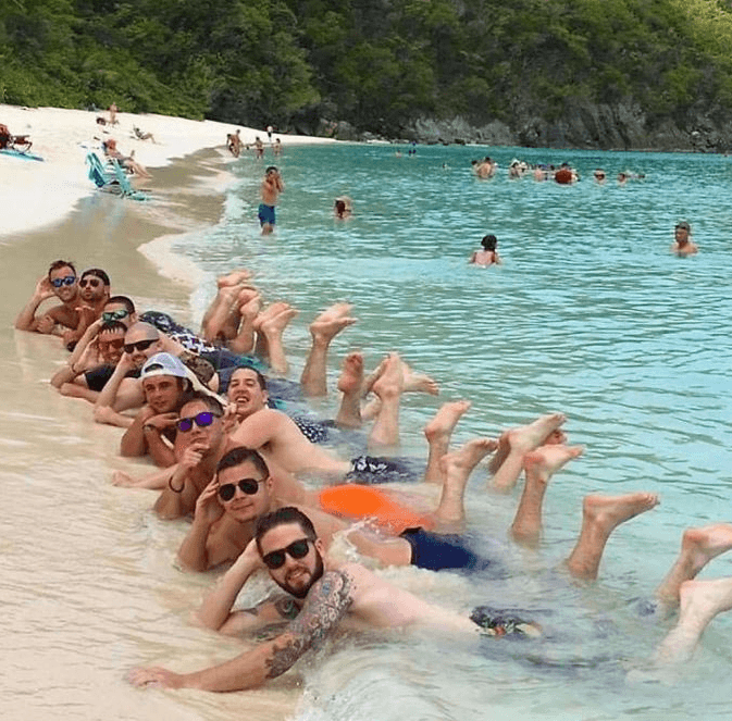 Если бы мужчины вели себя, как девушки, то их фото в Инстаграм выглядели бы таким образом