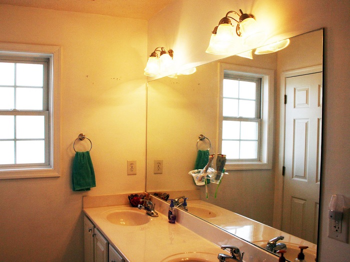 В ванной комнате должно быть хорошее освещение. / Фото: brilux.com.ua