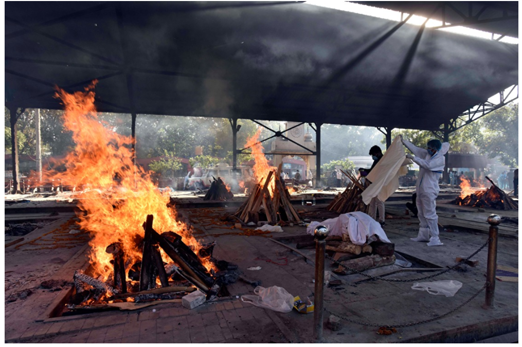 Индия четвертый день бьет рекорд по числу случаев COVID-19. Умерших сжигают прямо на улице