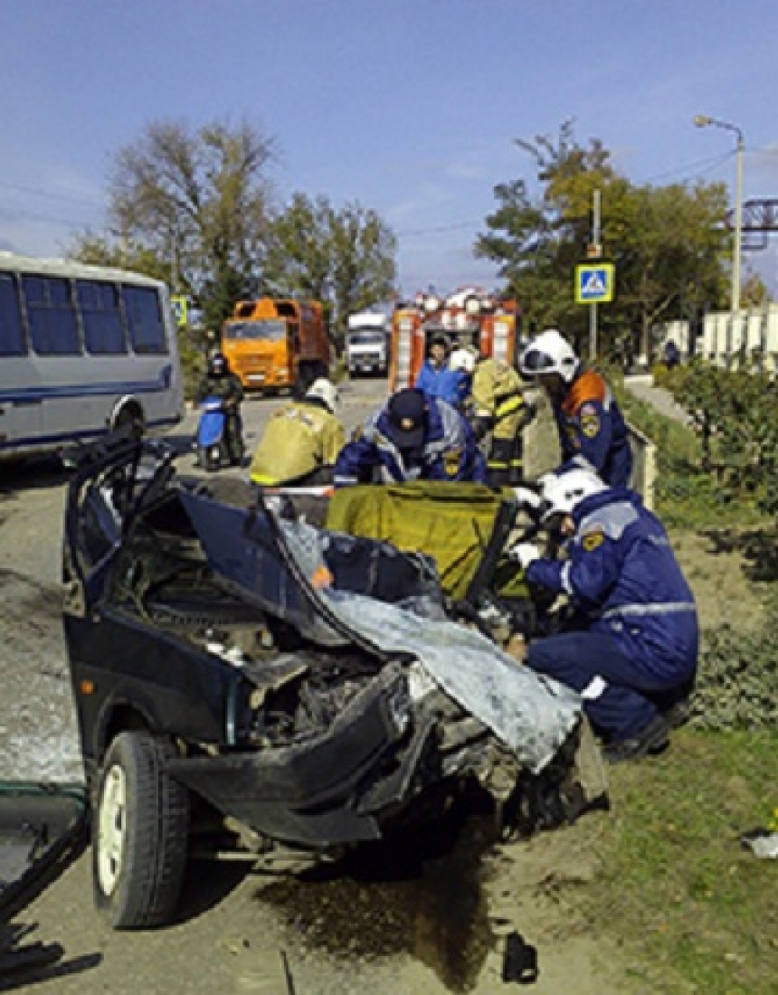 Фото с места лобового ДТП пассажирского автобуса и ВАЗ в Крыму