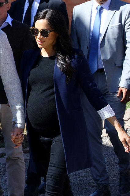 Дворовый футбол и тату хной: принц Гарри и Меган Маркл посетили женский пансион в Марокко Дворовый футбол и тату хной: принц Гарри и Меган Маркл посетили женский пансион в Марокко Монархии