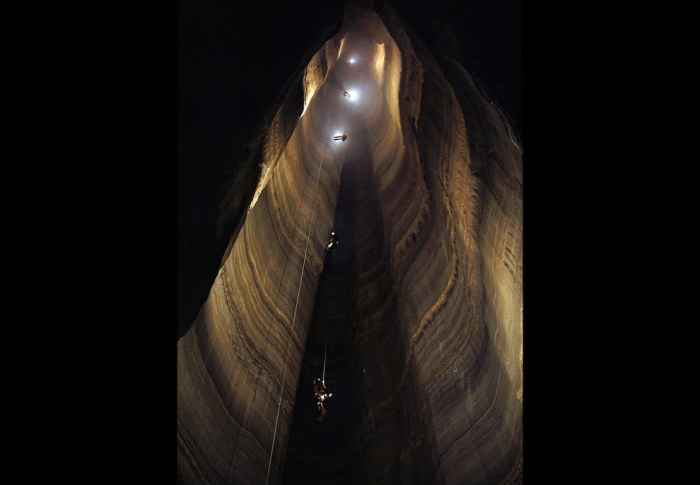 Пещера находится на северо-востоке штата Джорджия и является самой глубокой пещерой в США, глубина которой составляет 179 метров.
