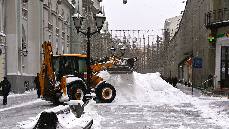 Москва чистят снег. Снегоуборочные работы. Снегопад Москва чистят. Чистка улиц Москва. Улицу чистят всем домом Москва.