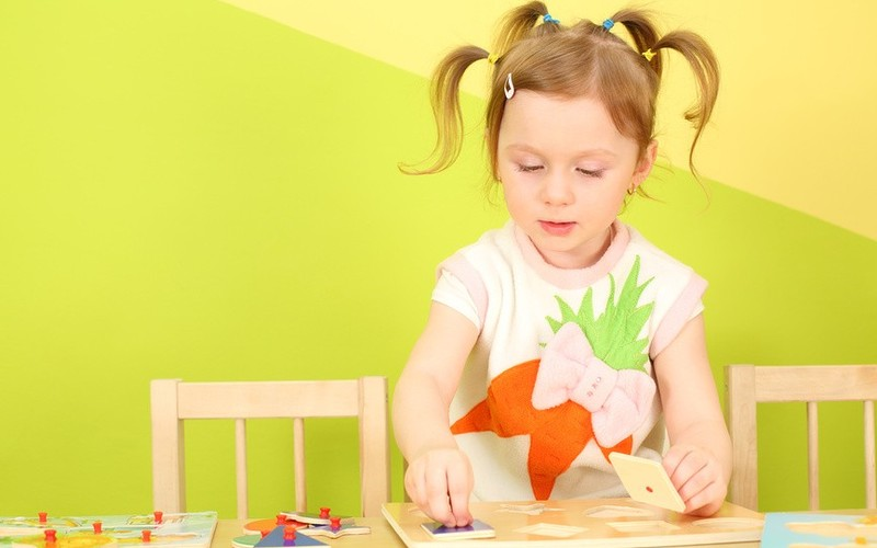 rebenok-ni-s-kem-ne-druzhit