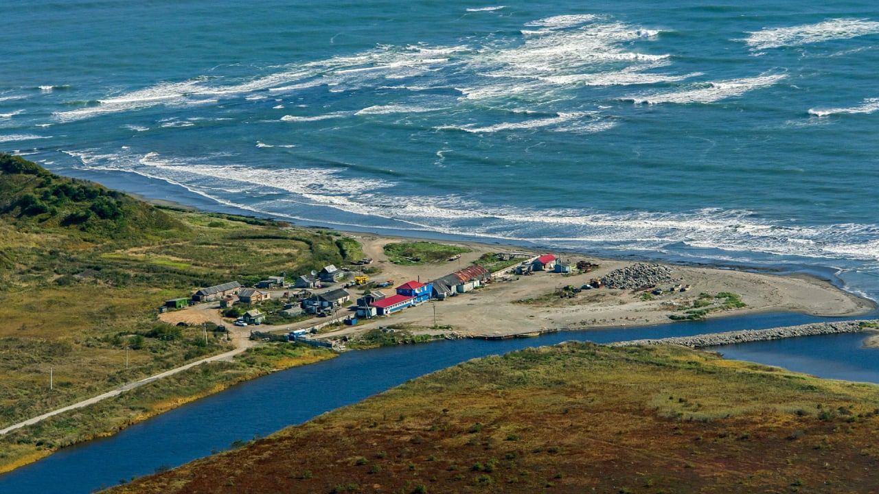 Более 60 человек могли находиться на сорвавшихся с якоря баржах у берегов Сахалина Более 60 человек могли находиться на сорвавшихся с якоря баржах у берегов Сахалина Происшествия