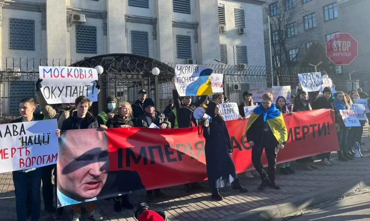В Киеве под российское посольство вышли националисты в знак протеста против признания Москвой независимости...