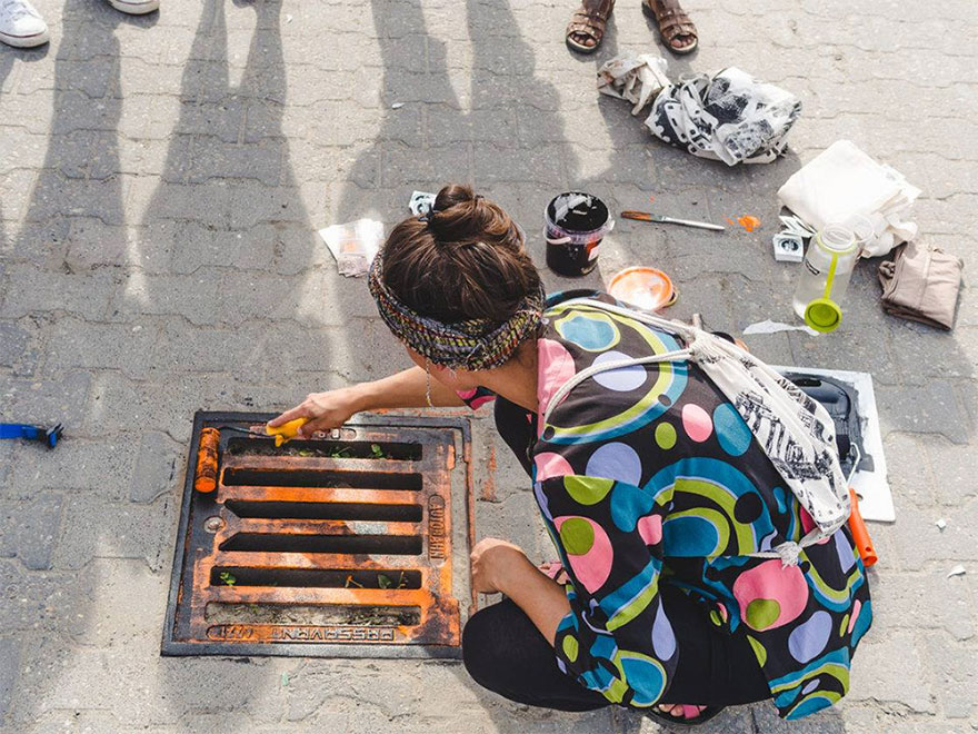 Берлинские художники делают принты на футболках с помощью канализационных люков