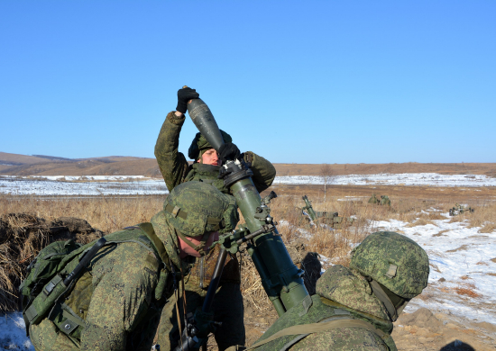 В Приморском крае военнослужащие общевойскового объединения ВВО отработали стрельбу из 120-мм минометов «Сани»