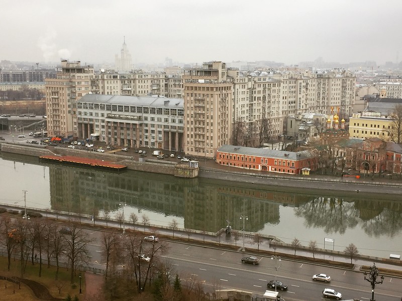 Напротив парка. Патриарший мост Якиманская набережная. Якиманская набережная смотровая площадка. Дом у Патриаршего моста. Дом у храма Христа Спасителя на набережной.