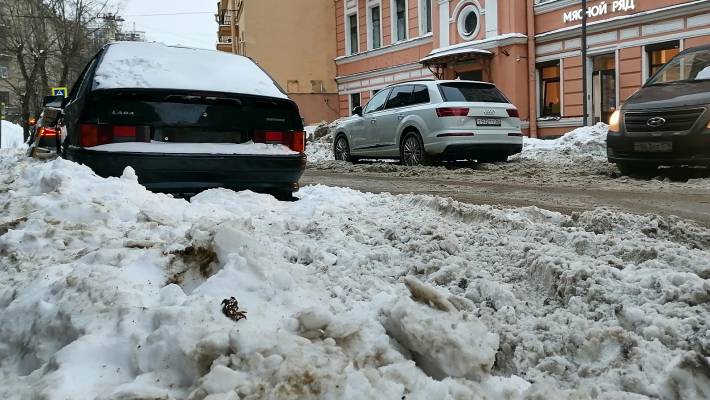 Снежная каша и талые сугробы провоцируют пробки и ДТП в Санкт-Петербурге
