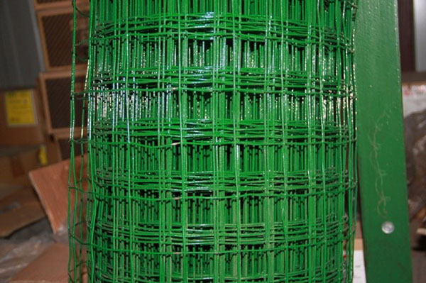 Как правильно смонтировать забор из сетки рабицы на дачном участке сделай сам