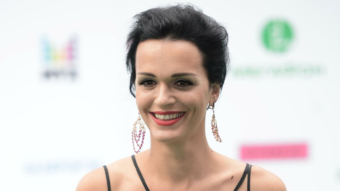 1635202369_28-mykaleidoscope-ru-p-pevitsa-slava-s-korotkoi-strizhkoi-krasiva-31 (700x393, 132Kb)