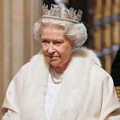 Королева Елизавета отказалась от натурального меха Монархии