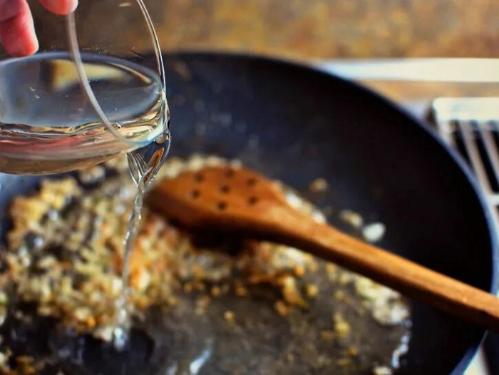 Добавьте в сковороду немного вина. / Фото: therealreview.com