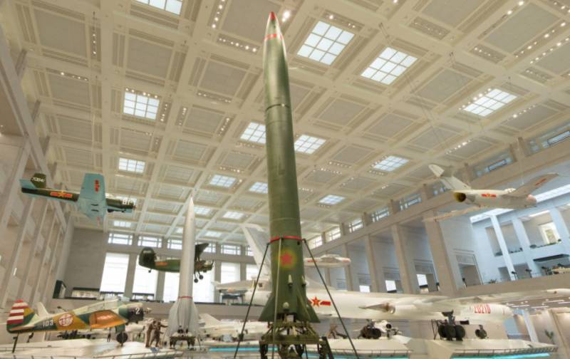 Баллистические, крылатые и зенитные ракеты в экспозиции Военного музея китайской революции