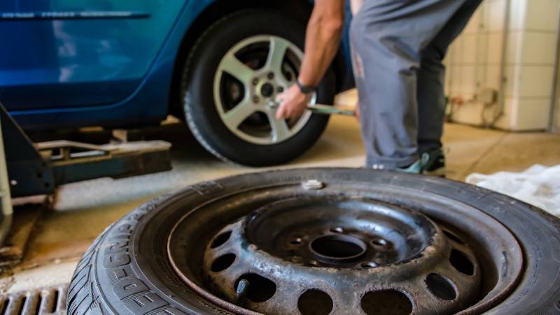 Автоэксперт Сидоров призвал осторожней относиться к допуслугам на шиномонтаже