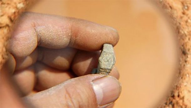 Золотые часы В 2008 году группа китайских исследователей обнаружила золотые механические часы при раскопках античной гробницы. Анализ установил, что изделие и в самом деле пролежало в земле несколько тысяч лет. Как такое вообще возможно не понимает никто.