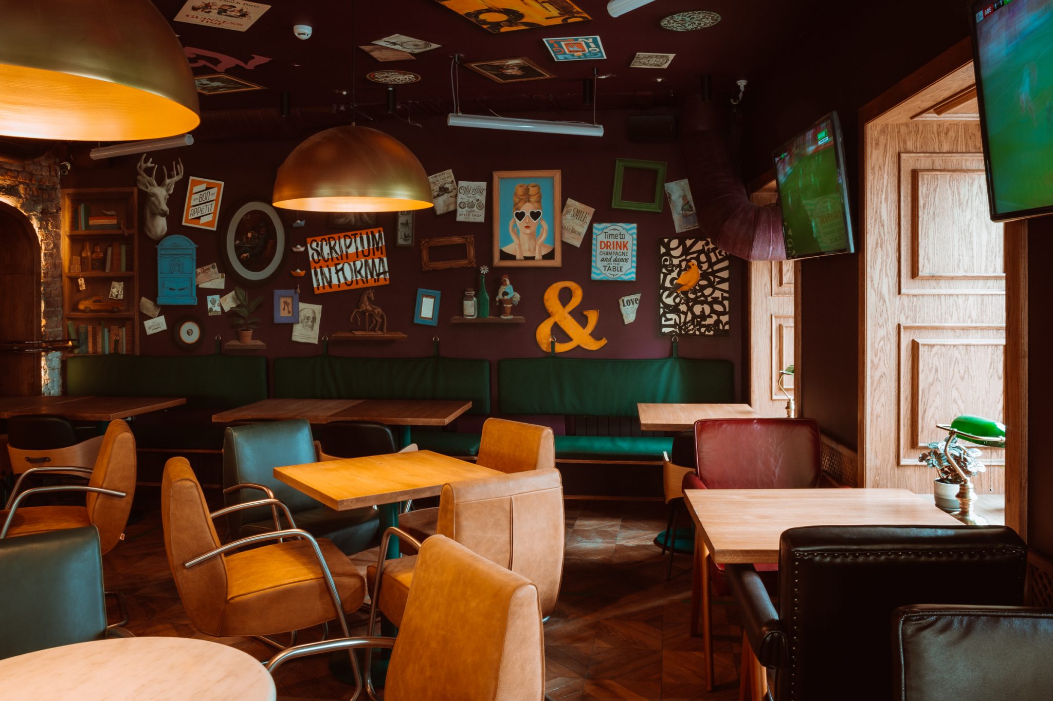 Новый паб. Cocky's Irish pub (на Покровке). Ирландский паб на чистых прудах. Постеры на стену в стиле ирландский паб. Двухэтажный ирландский паб Москва.