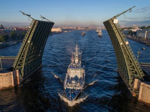 Военный корабль проплывает мимо дворцового разводного моста, поднимающегося над Невой во время репетиции военно-морского парада в Санкт-Петербурге, Россия, 21 июля 2017 года. Фото / Associated Press