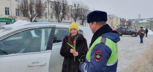 В Ивановской области в рамках Всероссийской акции «Цветы для автоледи» сотрудники Госавтоинспекции поздравили с наступающим праздником женщин-водителей