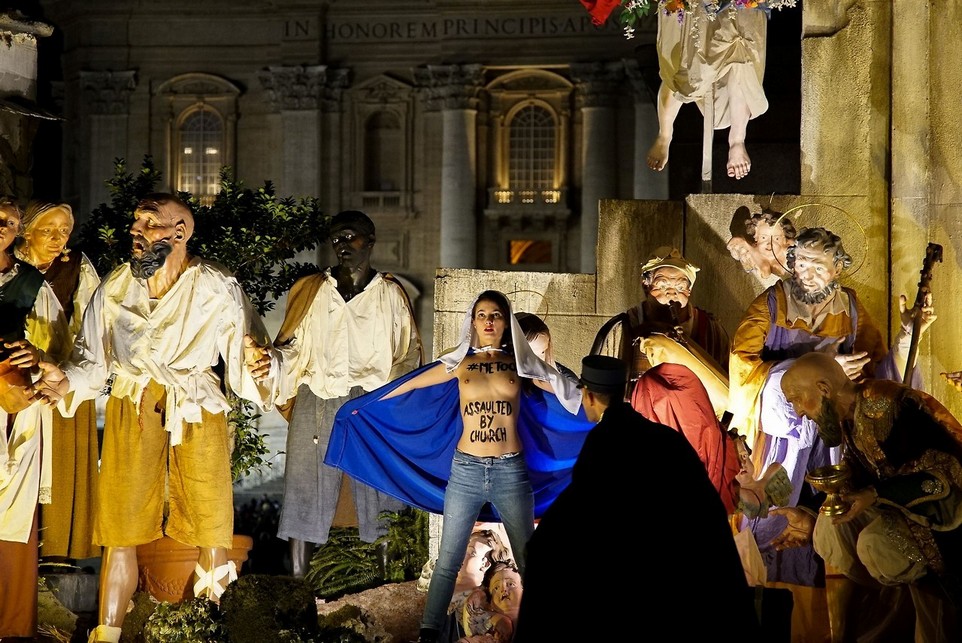 Украинская феминистка пыталась украсть статую младенца Иисуса в Ватикане