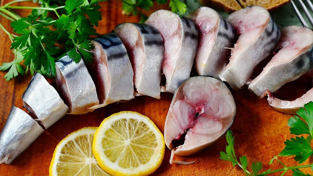 Скумбрия в разы вкуснее красной рыбы: любимый рецепт к праздничному столу