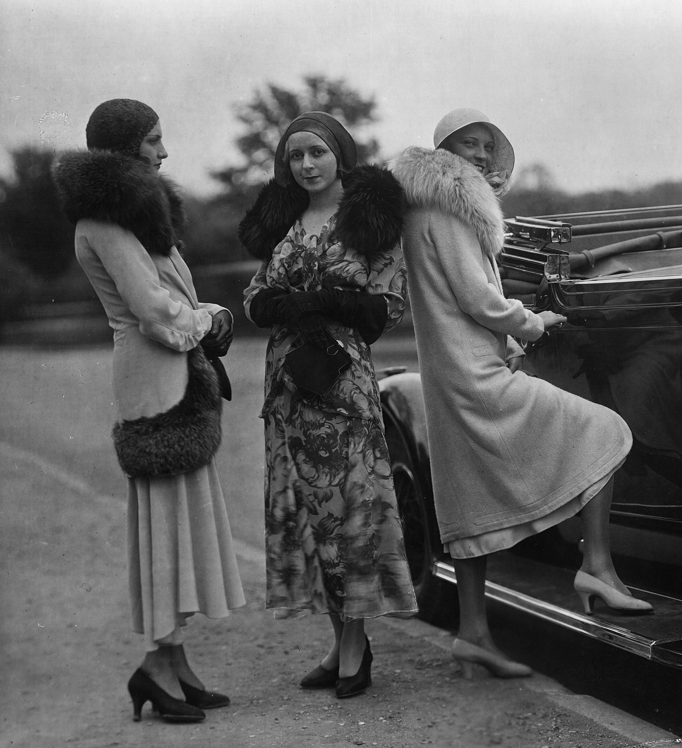 Модели в пальто и жакетах с меховой отделкой, ок. 1925