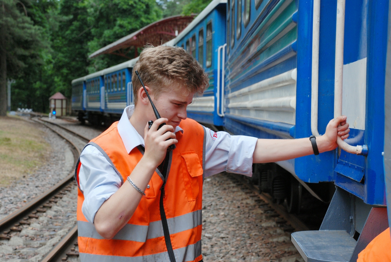 Обсуждение поезда. Молодой Железнодорожник. Буйный пассажир в поезде. Первый поезд Московской детской железной дороги в Кратово.