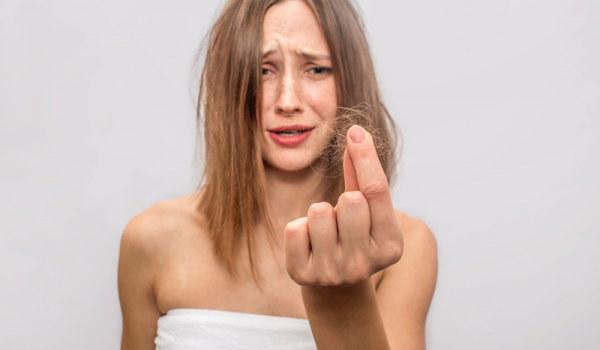 Повреждён волосы от жесткой воды?»/></p>
<p>Краткосрочные проблемы превратятся в долгосрочные проблемы, которые неизбежно повлияют на рост здоровых волос, объясняет мастер-парикмахер Маршалл Линн. </p>
<p>Исследование с участием 70 мужчин показало, что волосы теряют силу при воздействии жесткой воды по сравнению с деионизированной водой. В результате эти волосы ломаются. А когда волосы слабые, они истончаются. </p>
<p>Кроме того, доктор Патрик Ангелос, автор книги <i>Наука и искусство восстановления волос</i>, объясняет, что выпадение волос может произойти, когда жесткая вода воздействует на кожу головы. Однако это чаще встречается у людей с экземой или псориазом. Как восстановить волосы, которые уже пострадали от жесткой воды? </p>
<h2>1. Установите специальную насадку для душа, чтобы смягчить воду</h2>
<p>Хотя мягкая вода также содержит некоторые минералы, их концентрация не так высока, как в жесткой воде. И хотя лучшим способом очистки воды является установка умягчителя воды в вашем доме, это может быть довольно дорогим вложением. Более дешевый вариант — купить насадку для душа, чтобы смягчить воду. </p>
<h2>2. Используйте очищающий шампунь</h2>
<p>Осветляющий шампунь может помочь восстановить волосы, поврежденные жесткой водой, — говорит владелица салона deZen Мария Элизабет. По словам Элизабет, лучший способ вернуть волосам прежний вид — удалить минеральные отложения. Мария Элизабет рекомендует использовать его не реже одного раза в неделю. </p>
<h2>3. Сделайте маску для волос</h2>
<p>Восстановите влажность и блеск ваших локонов с помощью питательной маски для волос не реже двух раз в неделю. Убедитесь, что вы хорошо массируете кожу головы и работаете до кончиков волос, советует Линн. Оставьте маску минимум на 5 минут. </p>
<p><img decoding=