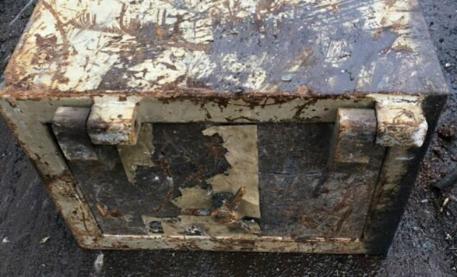 Запаянный железный ящик 30 лет использовали на чердаке как стол, а при сносе дома мужчина решил его открыть и заглянуть внутрь